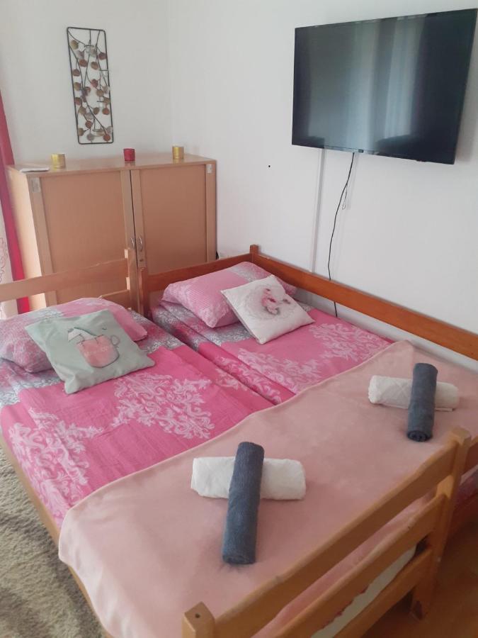 Sleep & Fly - Sarajevo Airport Apartment Bagian luar foto